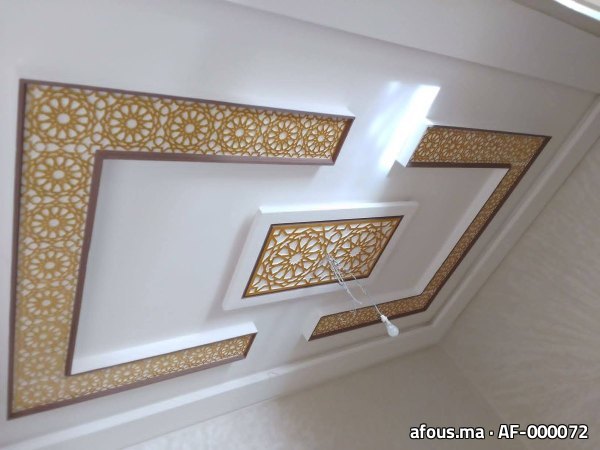 Faux plafond blanc à cadres moucharabieh dorés rétroéclairés