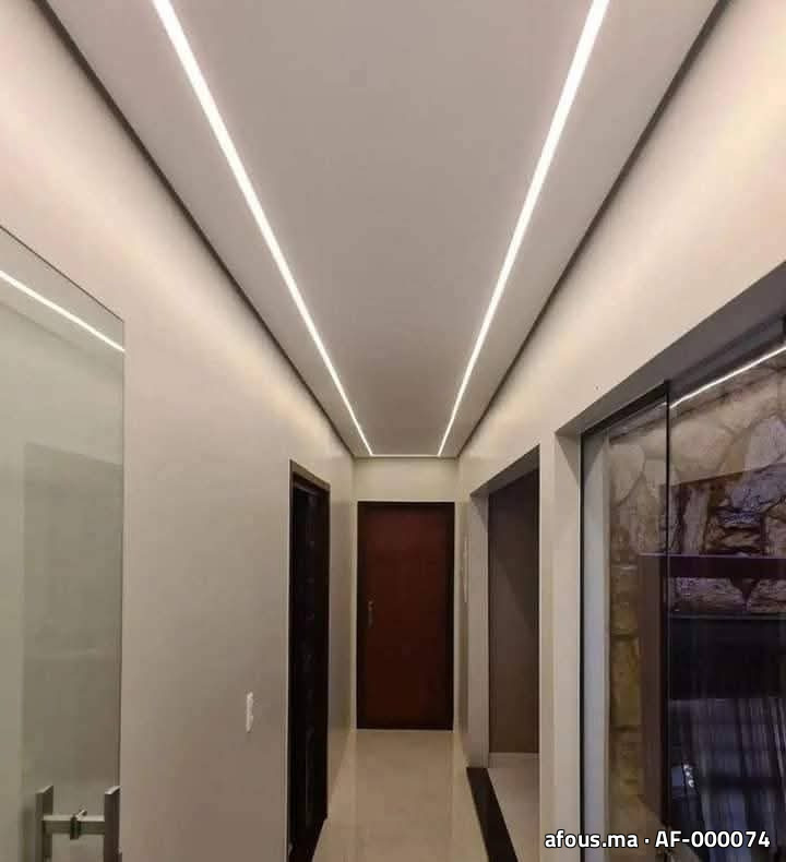 Couloir avec faux plafond en plâtre à lignes lumineuses LED — Fès