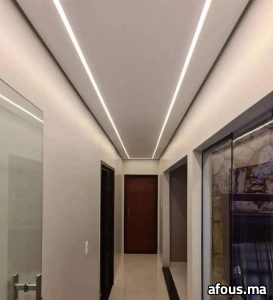 Couloir avec faux plafond en plâtre à lignes lumineuses LED — Fès