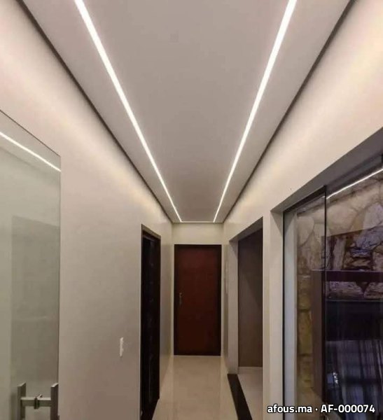 Couloir avec faux plafond en plâtre à lignes lumineuses LED