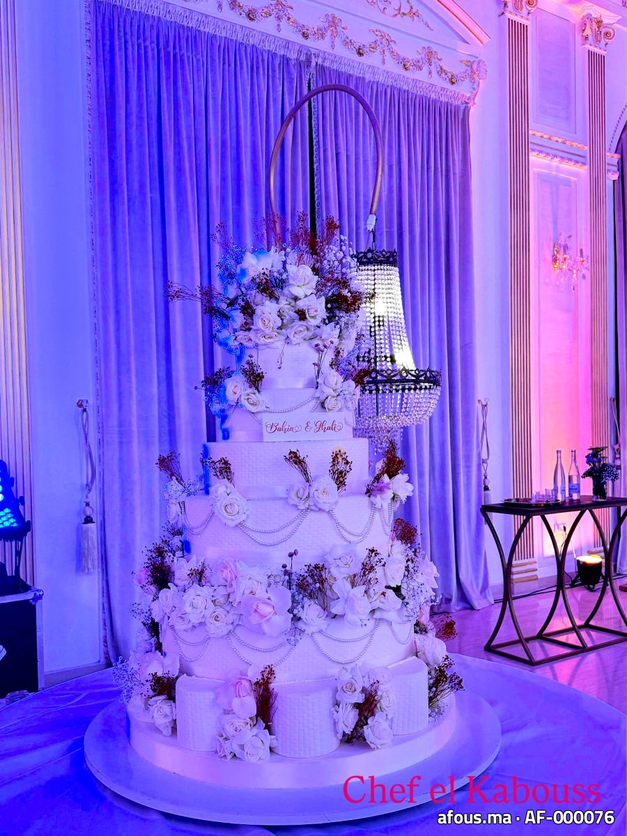 Pièce montée de mariage à étages en pâte à sucre blanche — Casablanca