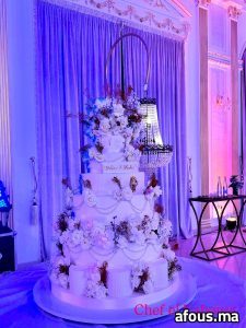 Pièce montée de mariage à étages en pâte à sucre blanche — Casablanca
