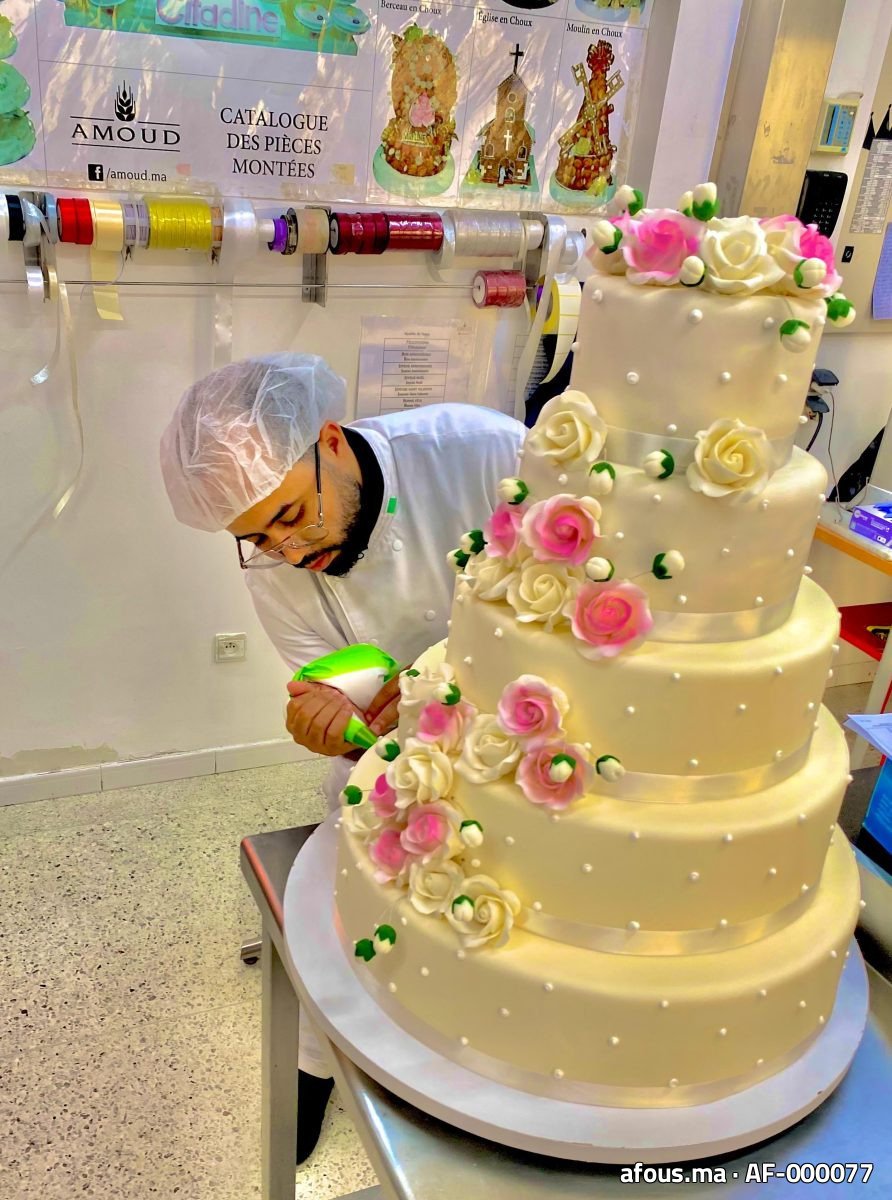 Pâtissier décorant une pièce montée à cinq étages — Casablanca