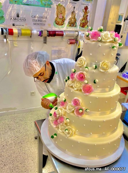 Pâtissier décorant une pièce montée à cinq étages — Casablanca