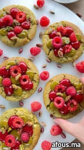 Cookies à la pistache garnis de framboises et pistaches — Casablanca