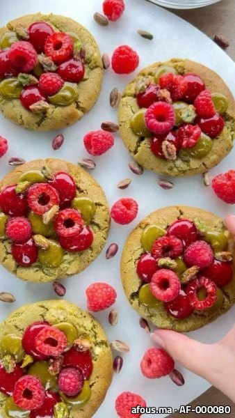 Cookies à la pistache garnis de framboises et pistaches
