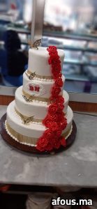 Pièce montée blanche à roses rouges et papillons dorés — Casablanca