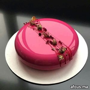 Entremets à glacage miroir rose et feuille d'or — Casablanca