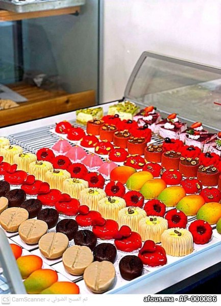Vitrine de pâtisseries individuelles colorées — Fès