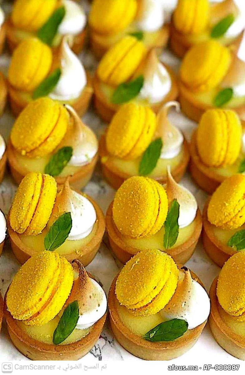 Tartelettes citron meringuées à macaron jaune, en rangées — Fès