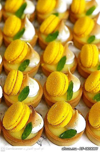 Tartelettes citron meringuées à macaron jaune, en rangées