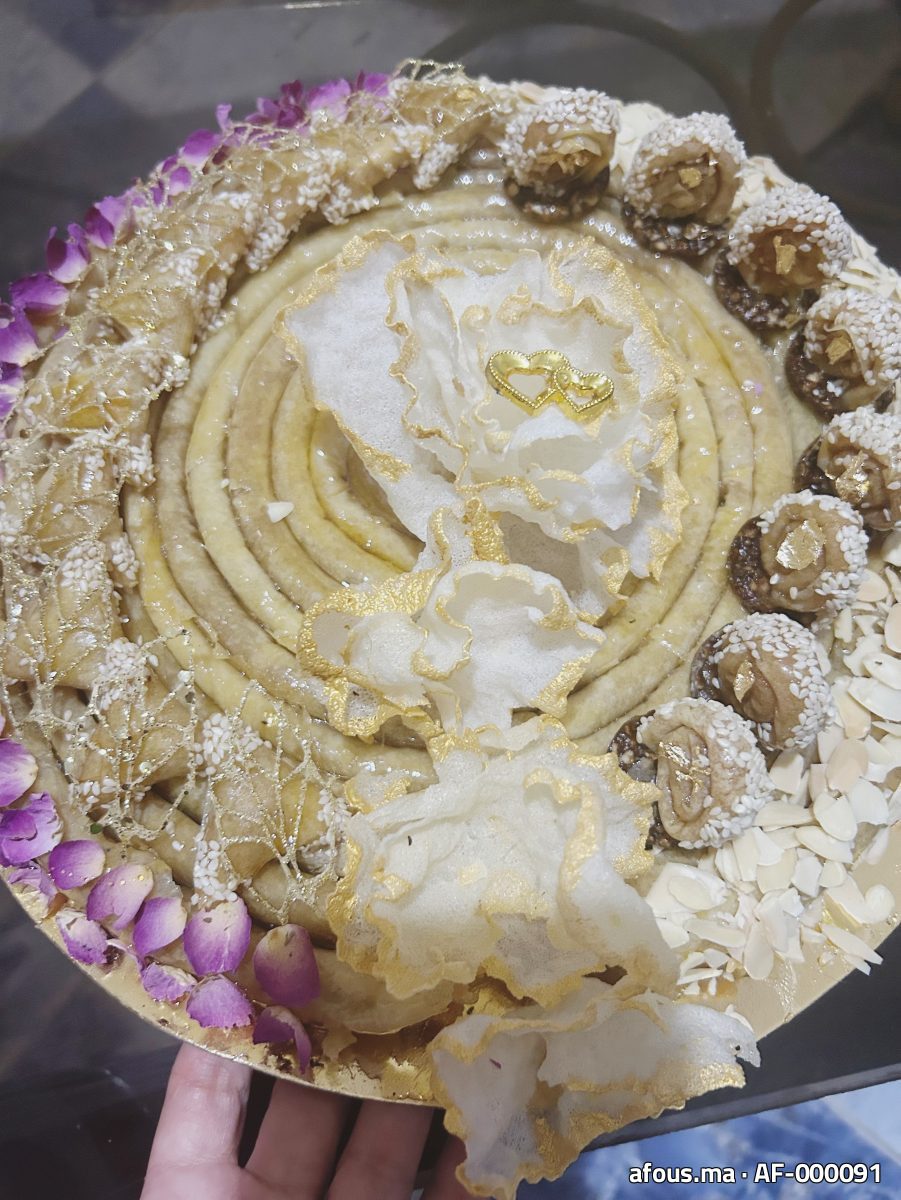 Gâteau marocain en spirale décoré de feuille d'or et pétales — Marrakech