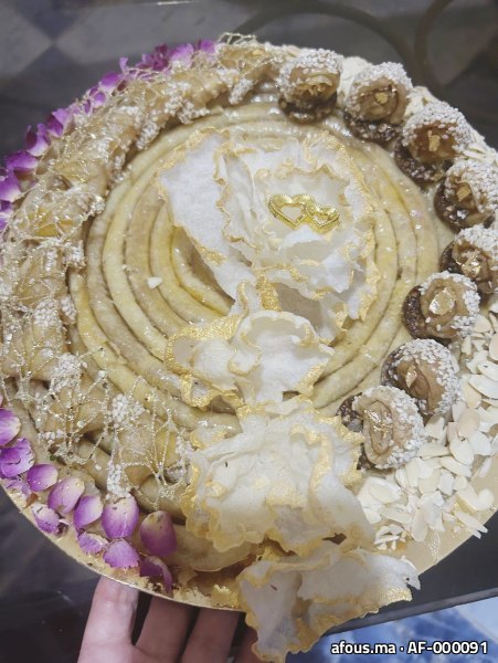 Gâteau marocain en spirale décoré de feuille d'or et pétales