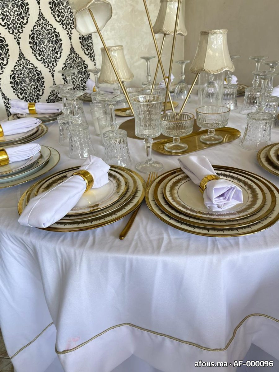 Table de réception dressée en doré avec lampes de centre de table — Rabat