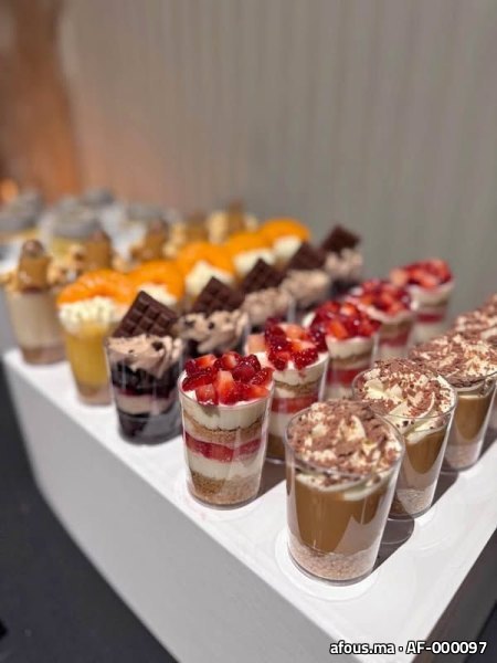 Verrines tiramisu, fraise et chocolat dressées en rangées