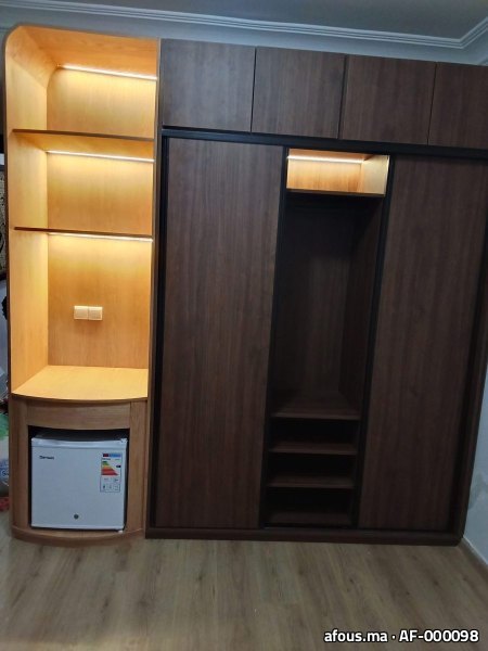 Dressing en bois noyer rétro-éclairé