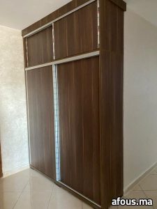 Placard coulissant en bois noyer — Tanger