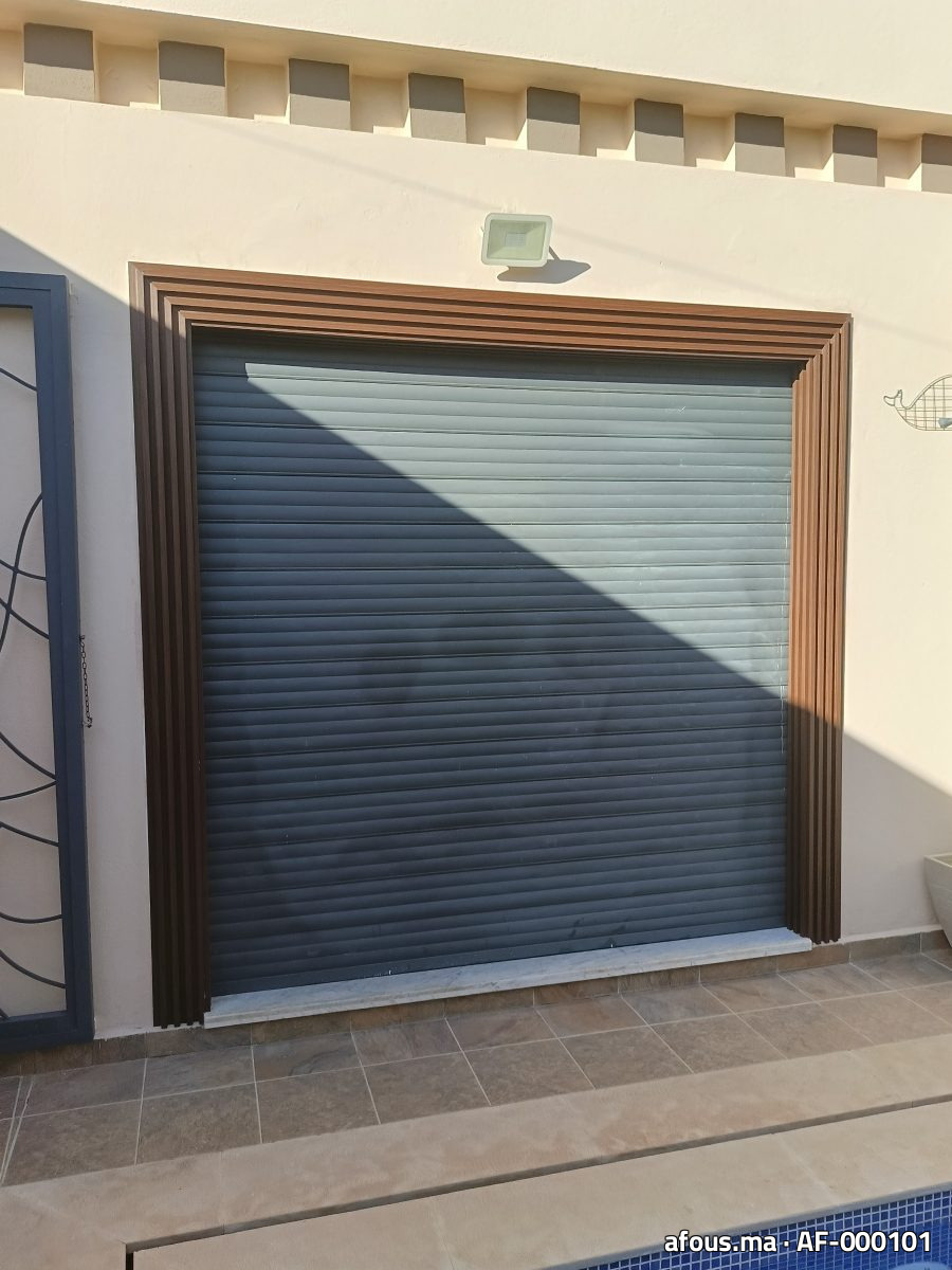 Porte de garage à enroulement anthracite à encadrement bois — Meknès