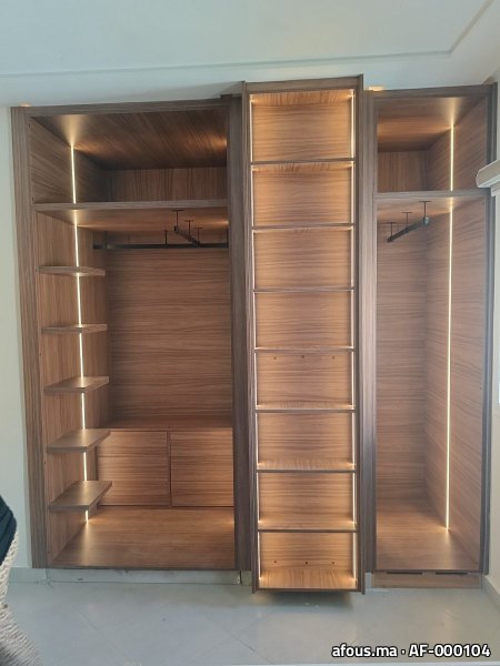 Grand dressing ouvert en noyer à étagères rétro-éclairées