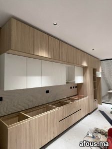 Grande cuisine linéaire en bois clair et crème, en cours — Meknès