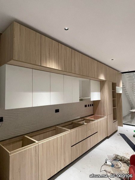 Grande cuisine linéaire en bois clair et crème, en cours