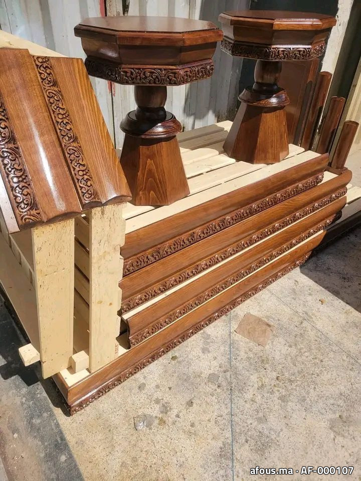 Gueridons octogonaux en noyer à frise sculptée dorée — Casablanca