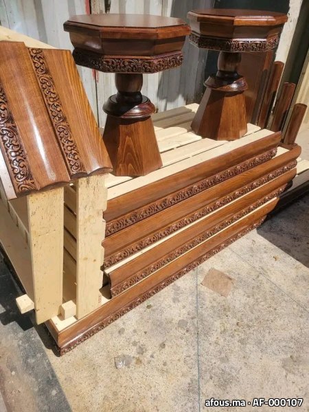 Gueridons octogonaux en noyer à frise sculptée dorée — Casablanca