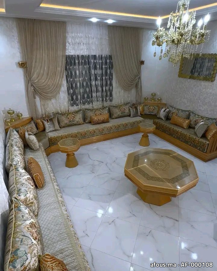 Salon marocain doré sous un lustre en cristal — Casablanca