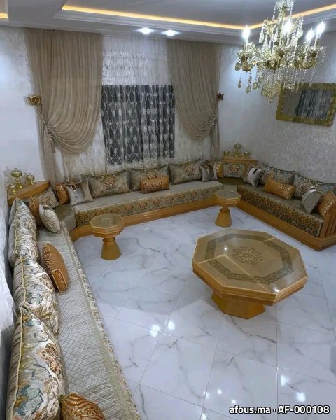 Salon marocain doré sous un lustre en cristal — Casablanca