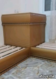 Cadre de lit et tête capitonnée en simili doré, en cours — Casablanca