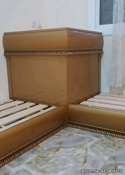 Cadre de lit et tête capitonnée en simili doré, en cours — Casablanca