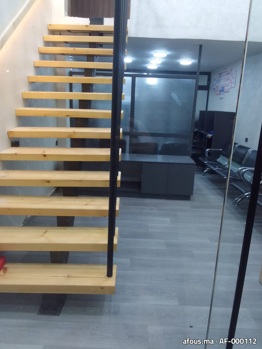 Escalier suspendu à marches en bois et limon noir — Fès