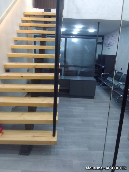 Escalier suspendu à marches en bois