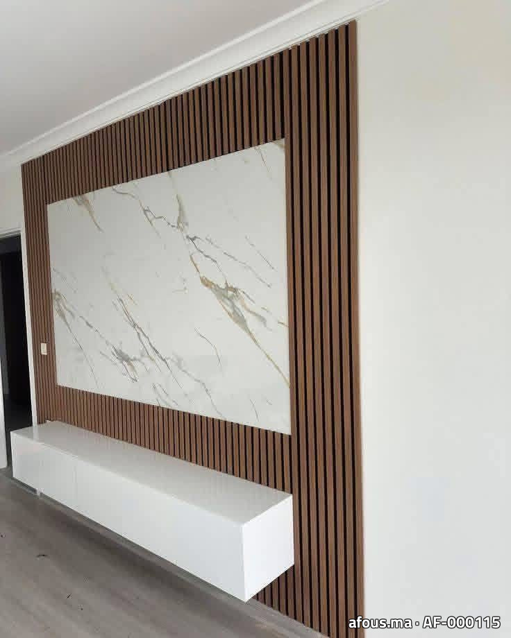 Habillage mural TV en tasseaux de noyer et panneau effet marbre — Rabat