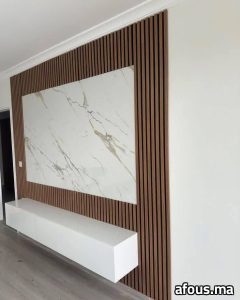 Habillage mural TV en tasseaux de noyer et panneau effet marbre — Rabat