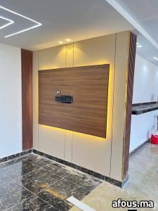 Habillage mural TV en bois et placards rétro-éclairés — Rabat