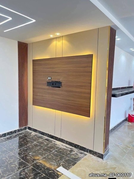 Habillage mural TV en bois et placards rétro-éclairés