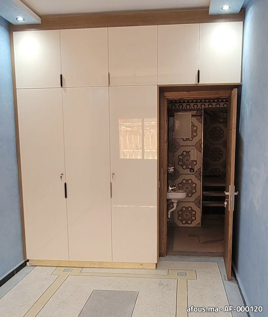 Placard laqué beige toute hauteur — Tanger