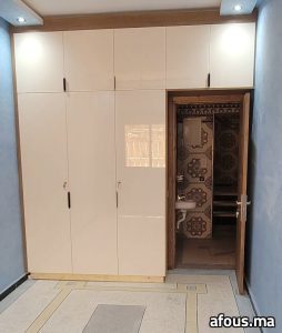 Placard laqué beige toute hauteur — Tanger