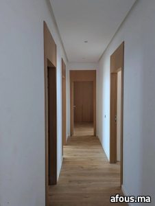 Couloir à portes en bois et parquet stratifié — Casablanca