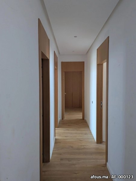 Couloir à portes en bois et parquet