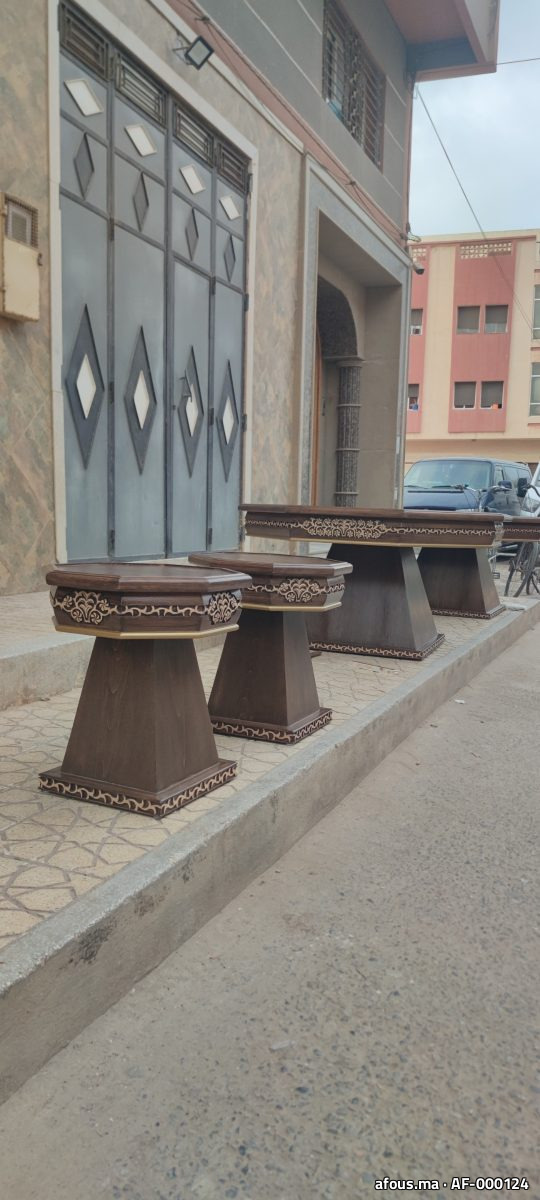 Tables basses octogonales en mélamine effet noyer à frises dorées — Nador