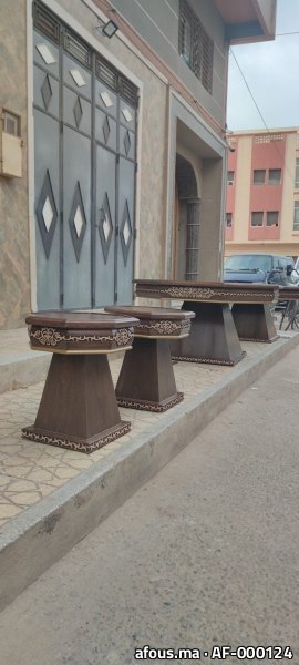 Tables basses octogonales en mélamine effet noyer à frises dorées