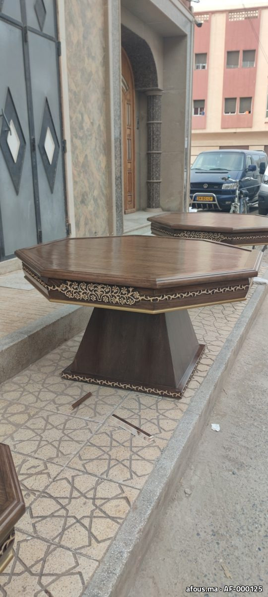 Table basse octogonale en mélamine effet noyer à pied pyramidal — Nador