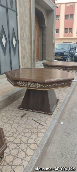 Table basse octogonale en mélamine effet noyer à pied pyramidal