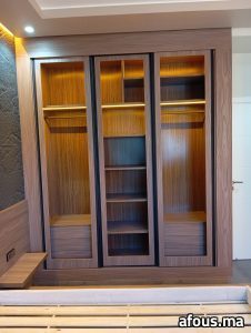 Dressing en mélamine effet noyer à portes vitrées et LED — Tanger