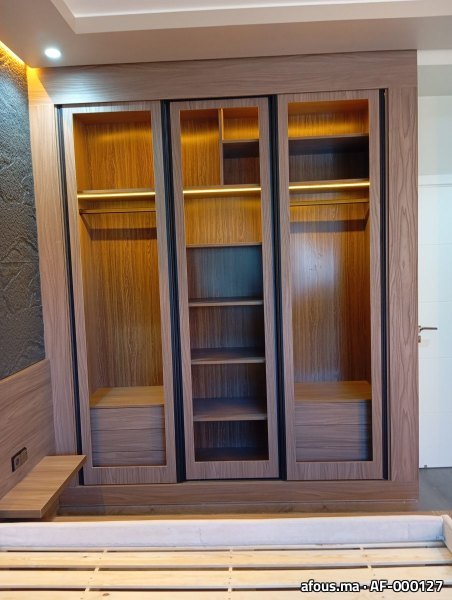 Dressing en mélamine effet noyer à portes vitrées et LED