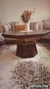 Table basse octogonale en noyer à socle hexagonal doré — Agadir