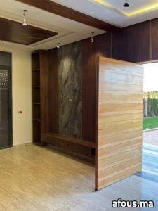 Bibliotheque en noyer et cloison pivotante à lattes claires — Casablanca
