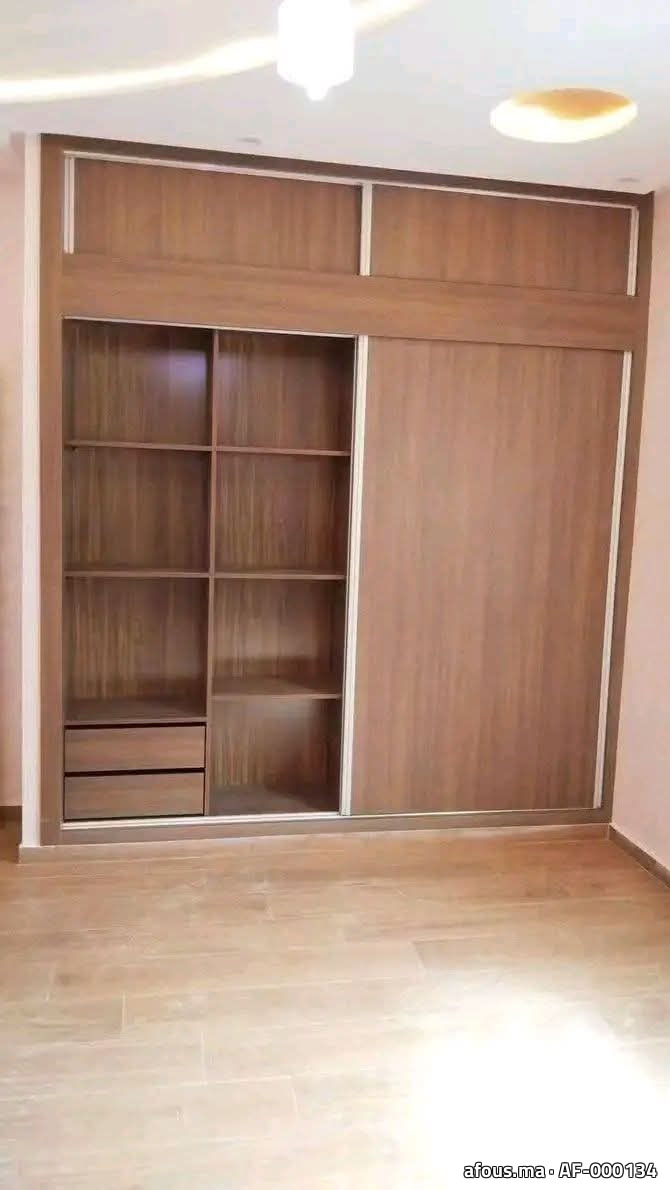 Placard coulissant en mélaminé effet noyer avec surmeubles — Agadir